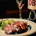厳選した国産牛を使用したローストは、旨味をぎゅっと閉じ込めた贅沢な一皿◎しっとり柔らかな食感と肉本来のコクが楽しめ、特別な日のメインディッシュに最適です！ワインとの相性も抜群です◎