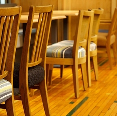 チェアーはカジュアルながらも店内のウッディーな雰囲気に調和しており、お一人様での利用や、女子会、ママ友、家族やお供大との食事に最適な使いやすいお席です。ぜひご利用ください。