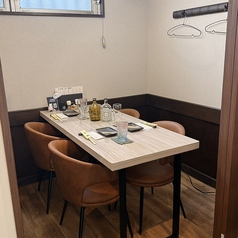 当店では個室のご用意もございます。周囲を気にすることなくお過ごしいただけるプライベートなお席ですので、接待などの大切なシーンにも最適です。落ち着いた空気で飲食をお楽しみいただけます。