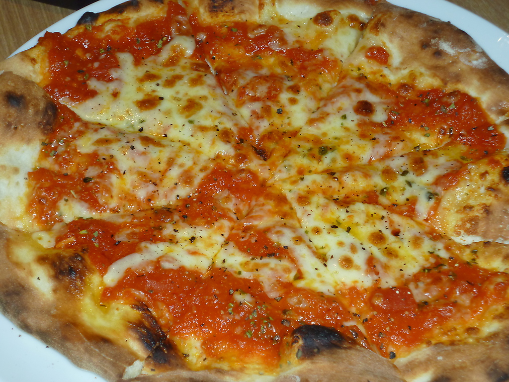 石窯で焼く自家製ナポリ風ピッツァ