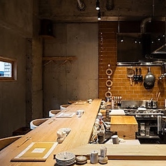 カウンター席は、料理人の手元を間近で感じることができる特別な空間。目の前で繰り広げられる料理のパフォーマンスに会話も弾みます♪ご友人との会話や、静かな一人の時間をお楽しみいただくのに最適なお席◎清潔感あふれる落ち着いた雰囲気の中で、料理の真髄をお楽しみください。