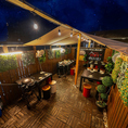 10名様以上の団体利用にも対応可能な広々としたテーブル席とテラス席を完備。人数やシーンに合わせてレイアウト変更も可能なので、打ち上げや会社の集まり、学生のサークル宴会などにも最適です。
