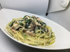 サーモンとキノコのクリームソースパスタ