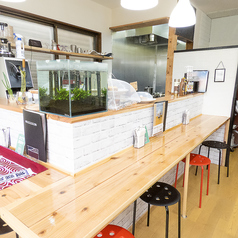 お一人様でも気軽に利用できる落ち着いた空間です。木の温もりが感じられる広々としたテーブルが特徴で、目の前にはアクアリウムが設置されており、癒やしのひとときを演出します。ランチやコーヒータイムに、ゆったりと過ごすのに最適な特等席です。