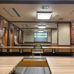 【掘りごたつ席でゆったり団らん】あべのハルカスや近鉄百貨店でのショッピング帰り、ご家族での夕食に最適な掘りごたつ席を完備。阿倍野駅直結なのでお子様連れの移動もスムーズです。落ち着いた照明の心地よい空間で、自慢の料理を囲みながら、阿倍野での賑やかなひと時を心ゆくまでお過ごしください!