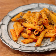 燻製ベーコンとキノコのペンネアラビアータ