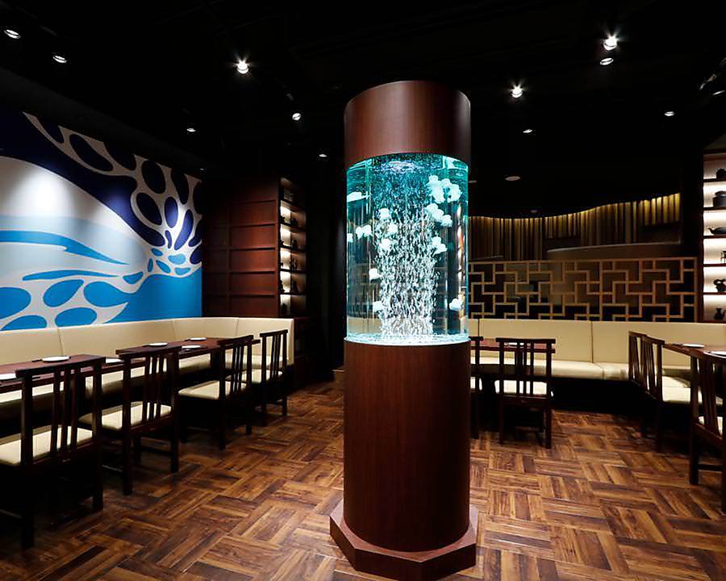 賑やかさとエンターテイメント感を演出する【メインダイニング】