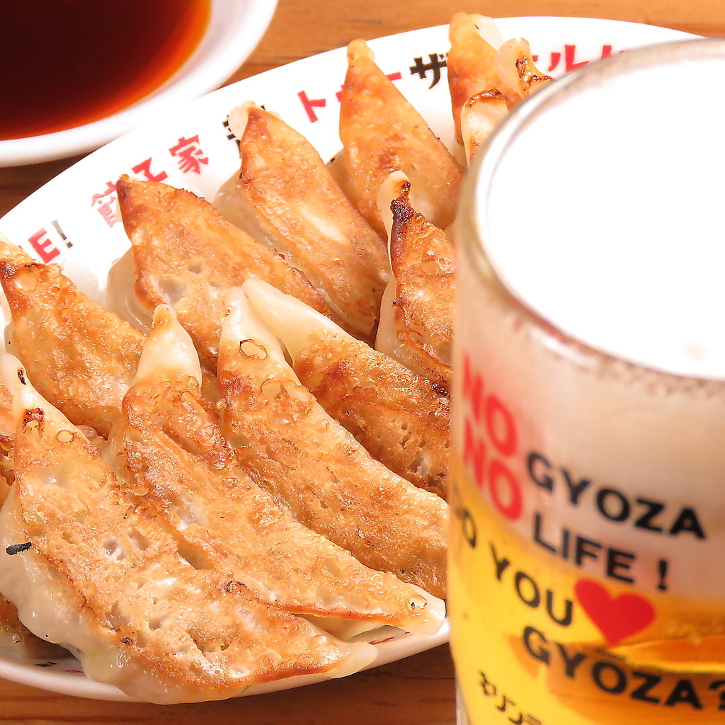 【大人気餃子！】国産の小麦粉を使用した餃子の皮で毎朝手仕込みで作り上げている大人気の焼き餃子！