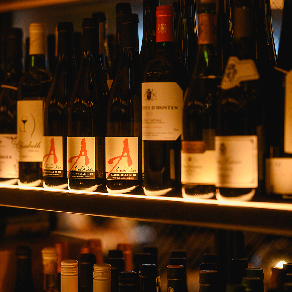 ソムリエがセレクトするナチュラルワインは、赤、白、ロゼ、オレンジと豊富な種類を取り揃えています