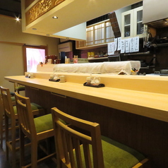 当店のカウンター席は、特別なひとときを過ごすための理想的な場所です♪目の前で繰り広げられる料理のライブ感が、食事をより一層楽しませてくれます。おひとり様でも大歓迎で、気軽に立ち寄れる雰囲気が魅力です☆デートにも最適で、料理をシェアしながら楽しい会話が弾むこと間違いなし！