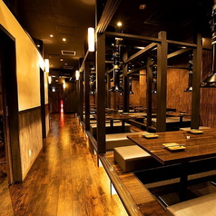 【店舗貸切 最大200名様】落ち着いた雰囲気の店内をまるごと貸切OK！30～最大200名様まで可能◎100名様以上の場合は、同一フロアにございます姉妹店「夜景×個室×肉と魚 楽園 神戸三宮」も合わせた貸切で最大200名様までご利用いただけます。※貸切ご希望の場合直接お店までお問い合わせください