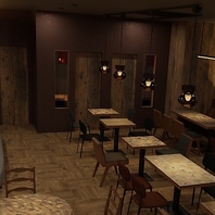 落ち着いた店内の奥の壁にも扉が…☆