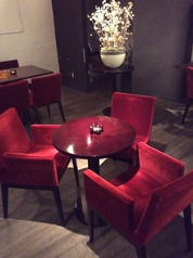 席同士の間隔がちょうど良い丸テーブルはデートにも◎様々なシーンで活躍してくれるのもMOSCOの魅力です。