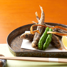 骨まで食べられる福島県名産《メヒカリの唐揚げ》の写真