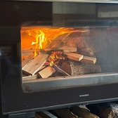 スペイン直送の大きな暖炉がお出迎え♪