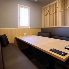 【居酒屋エリア】6名席　半個室として利用可。8名様でも十分に座れるほどゆったりとしたお席。ベンチシートでございます。