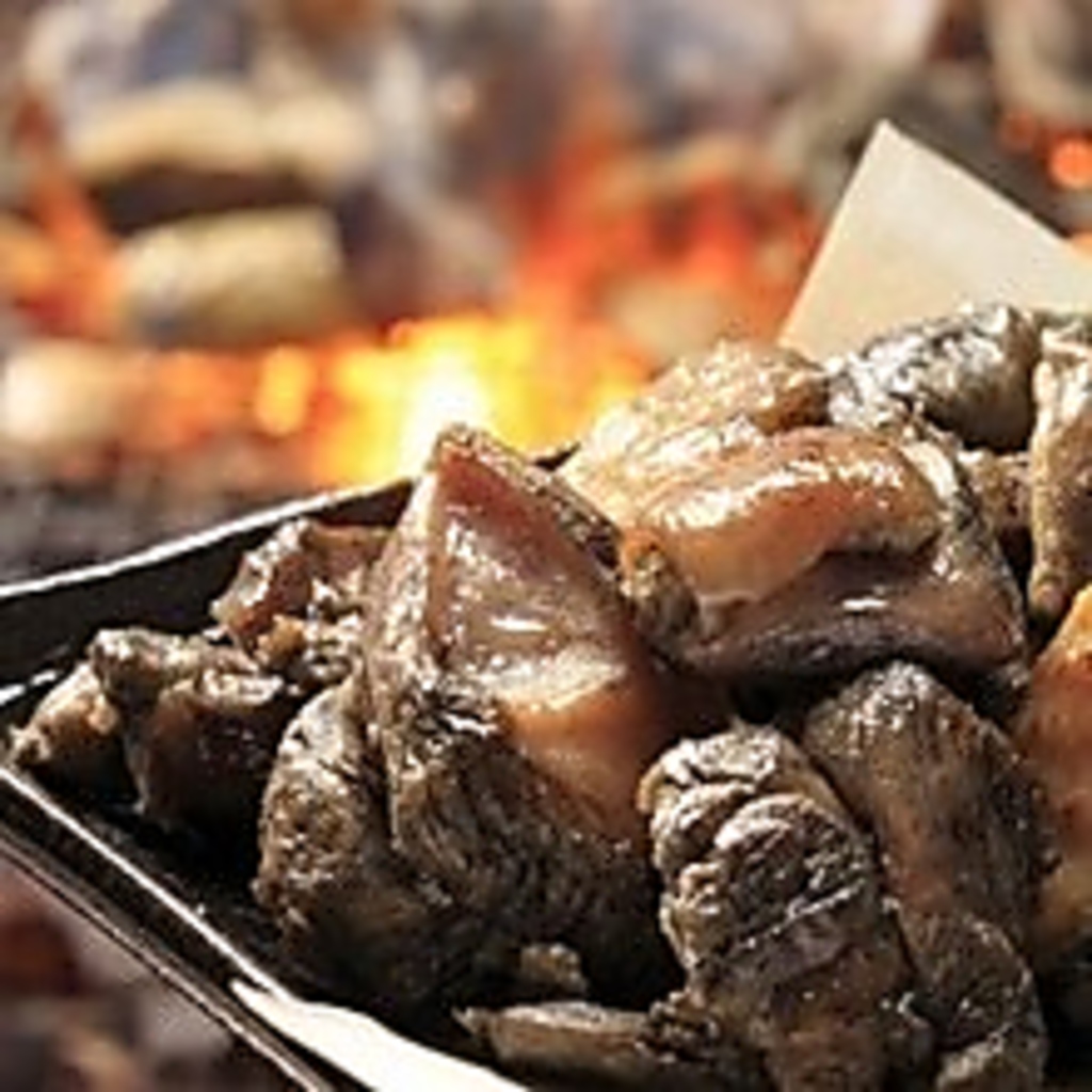 硬すぎず柔らかすぎない絶妙な歯応えの「天草大王」を使用した地鶏焼き・手羽先は旨味たっぷりです。