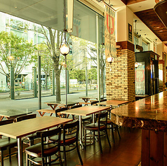 大切な方との記念日や誕生日などの特別なシーンを彩る、雰囲気の良い2名様用テーブル席です。落ち着いた照明と心地よい空間で、ロマンチックなディナーを演出いたします。サプライズのお手伝いも可能です◎