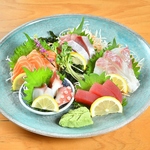 新鮮な海鮮を使用した刺し盛り★飲み会や複数人でのお食事の際は、とりあえず頼みたい一品！