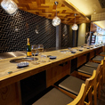 1階には、調理の様子が見えるカウンター席を設けております◎オーダーが入ってから熟練の職人がお肉を目の前で切り分けてご提供するため、鮮度を保った最高の状態で焼き肉を楽しめます。