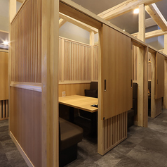 【居酒屋エリア】4名席　半個室として利用可。