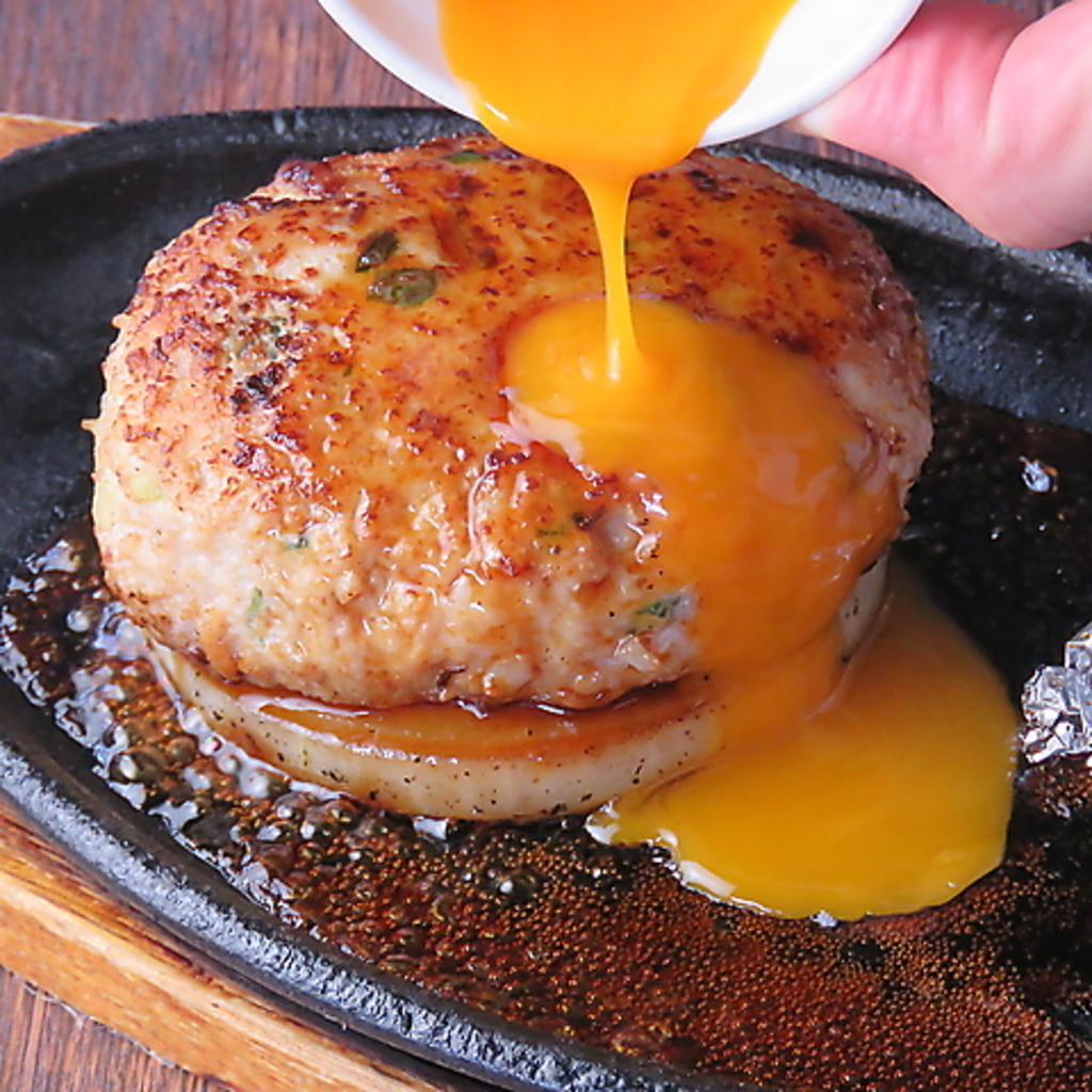 【当店名物】ふんわりジューシー、つくねバーグのご紹介！鉄板で焼き上げる看板メニューです☆