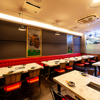 煙を気にせず寛げる、落ち着いた大人の隠れ家。