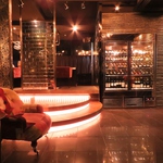 エレベーターの扉が開けば、都会の喧騒を忘れ非日常の夜を演出するこだわりのラグジュ空間♪