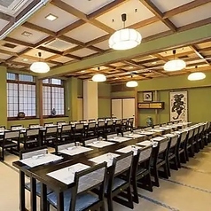 【2階個室席（大）：17名～70名】会食/接待・慶事/法事などのご利用に◎魚時会館の2階には、最大70名まで収容可能な個室席を完備。パーテーションを活用し、用途や人数に応じて柔軟にスペースを設計可能です。全席にテーブルと椅子を配置し、快適な足元空間を確保しており、多くのお客様にご好評いただいております。