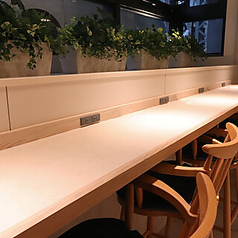 カウンター席は、シンプルで洗練されたデザインが魅力です。一人でも気軽に利用でき、手元に集中して食事や作業を楽しめます。周囲の緑が心地よい空間を演出し、リラックスした時間を過ごすことができます。お一人様も大歓迎です!