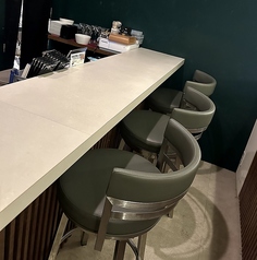 店内奥に位置するカウンター席3席には背もたれがついております。