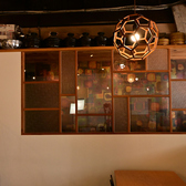 木の温もりと優しい灯りが包み込む、落ち着いた雰囲気の店内でゆったりとしたひとときを。