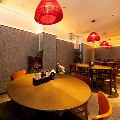 【円卓席：4～6名様】円卓を囲って中華の醍醐味をご堪能。自然と会話が弾み、和やかな一体感が生まれます。顔を見合わせながら熱々の料理を取り分ける時間は、お仲間との絆をより一層深めてくれることでしょう。異国情緒あふれる空間で円卓を囲めば、いつもとは一味違った、特別なご宴会になることをお約束いたします。