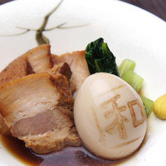 じっくり煮込んだ豚の角煮 奥久慈卵の煮卵添え
