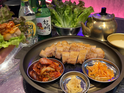 ネオン系の韓国料理居酒屋♪