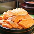 料理メニュー写真&nbsp;いぎなりぶ厚い！【厚切りサーモン】