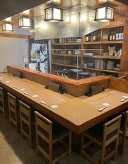 備長炭での火入れを楽しめるカウンター席