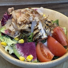 グリルチキンと海鮮野菜の和風サラダ