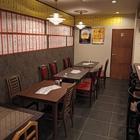 ゆったりと配置されたテーブル席