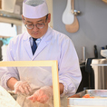 【長年の目利き】選び抜いた食材を、職人が目の前で丁寧に調理。素材ごとに最適な仕立てで、その魅力を存分に引き出します。出来立ての美味しさと職人技を間近でお楽しみください。