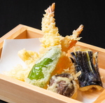 当店の職人が心を込めて揚げる天ぷらは、サクサクの衣と新鮮な季節の食材。こだわりが詰まった一品★