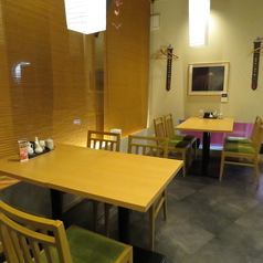 当店のテーブル席は、プライベート感が満載の特別な空間です♪仕切りを設けているため、周囲を気にせずゆったりとした食事が楽しめます。多彩なコースメニューが揃っており、会食や接待、宴会にも最適です☆おしゃれな雰囲気の中で、友人やビジネスパートナーとの大切なひとときをお過ごしいただけます！