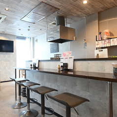 スタッフと会話を楽しむのも良し！1人でしっぽり飲むのも良し！ライブ感満点のカウンター席で、絶妙なタイミングでお食事、お飲物をご提供させて頂きます。