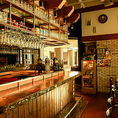 ビール好きやワイン好きにはたまらない、広めのミドルカウンター席です。お一人様でも気軽に立ち寄ることができ、店員との会話を楽しみながら、多種多様なドイツビールやワインをじっくりと味わえます。