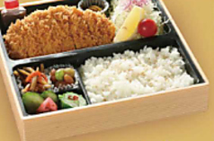 ロースかつ弁当　(中)