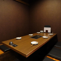 当店の最大6名様までご利用いただける掘りごたつ席個室は、飲み会やご家族でのお食事にもおすすめです。和の趣を感じる落ち着いた雰囲気の中で、お好みの飲み物やお料理を楽しみながら、仲間との会話を弾ませてください