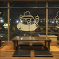 木の質感を生かした温かみある空間が広がる店内◎落ち着いた照明が心地よく、にぎやかさの中にも落ち着きを感じる雰囲気です♪店員との会話を楽しみながら、料理とお酒をじっくり堪能できる“大人の隠れ家”のような雰囲気です！