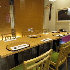 当店のテーブル席は、レイアウト変更が自由自在で、様々なスタイルで楽しむことができます♪最大8名様までのグループに最適で、宴会や大人数でのお食事にも対応可能です。友人や家族との集まりを、リラックスした雰囲気の中で楽しめるのが魅力☆美味しい料理を囲んで、楽しい会話が弾むこと間違いなし！