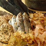 名物黒葱鍋はダシから違う！昆布・真鯵煮干・しいたけ・鰹節・鯖節・むろ鯵節から丁寧にダシを取る。