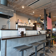 デート利用にも人気の臨場感あふれるカウンター席をご用意。目の前で調理風景を眺めながら、会話を楽しめる特等席です！仕事帰りのサク飲みにも◎